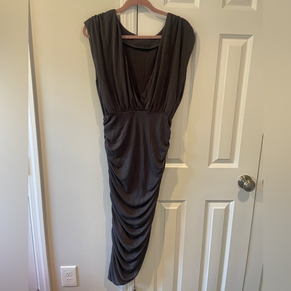 Line and Dot Desiree Ruched Midi Dress - Picture 4 of 10